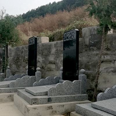 归山陵园立碑