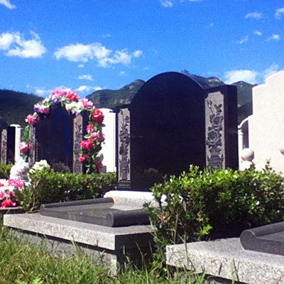 桃峰陵园立碑