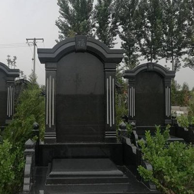 卧龙公墓立碑