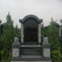 卧龙公墓立碑