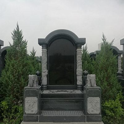 卧龙公墓立碑