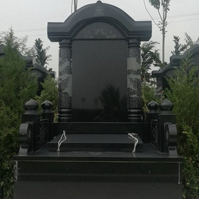 卧龙公墓立碑