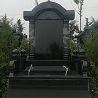 卧龙公墓立碑