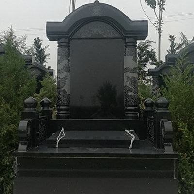 卧龙公墓立碑